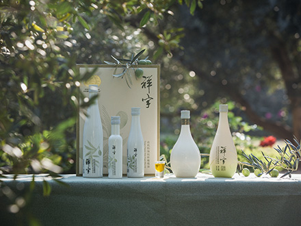 祥宇特級(jí)初榨橄欖油，純手工采摘、精選優(yōu)質(zhì)油橄欖鮮果，用意大利貝亞雷斯全自動(dòng)設(shè)備物理冷榨工藝，在鮮果采摘后8小時(shí)內(nèi)限時(shí)鮮榨而成。